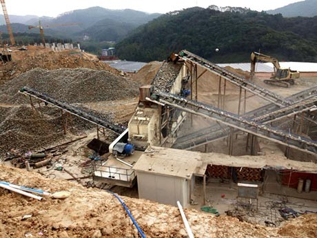 日產(chǎn)1500方流動石頭破碎機（出1-3、2-4石子）多少錢