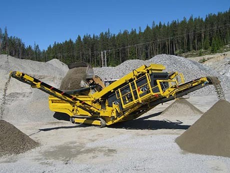 可隨時(shí)轉(zhuǎn)場(chǎng)的移動(dòng)制砂機(jī)多少錢(qián)一臺(tái)？有沒(méi)有現(xiàn)場(chǎng)視頻？