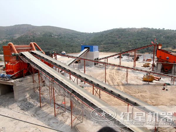 石料破碎作業(yè)現(xiàn)場(chǎng)