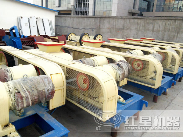 雙齒輥破碎機(jī)側(cè)面圖