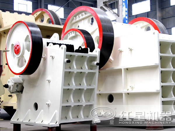 傳動(dòng)顎式破碎機(jī)圖片