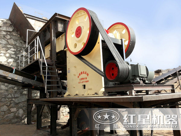 顎式破碎機(jī)破碎現(xiàn)場(chǎng)