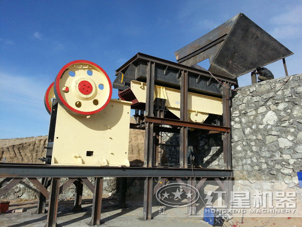 顎式破碎機現場作業(yè)圖