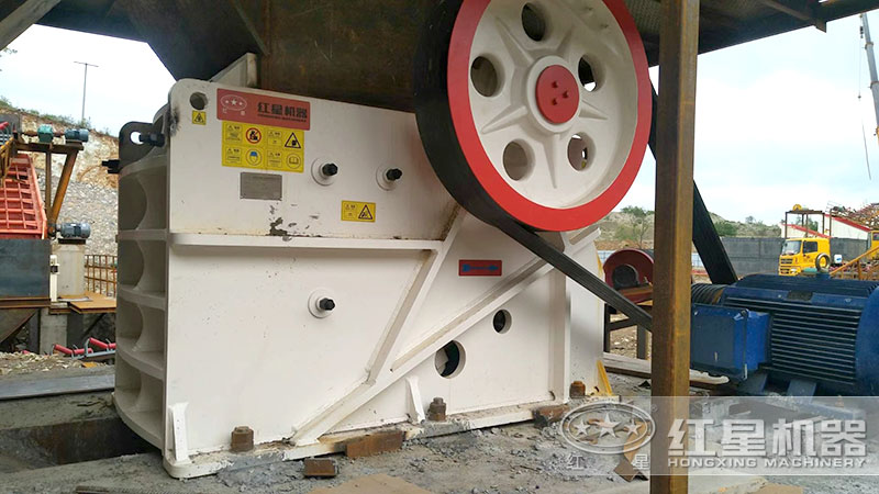 250*400鄂破機(jī)搭配電機(jī)作業(yè)