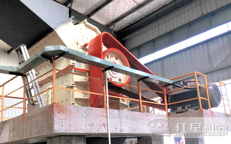 配置細(xì)碎機(jī)粉碎鵝卵石制砂現(xiàn)場