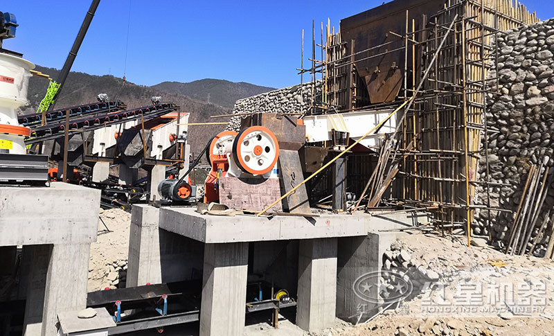 砂石生產(chǎn)線常見(jiàn)的1215破碎機(jī)