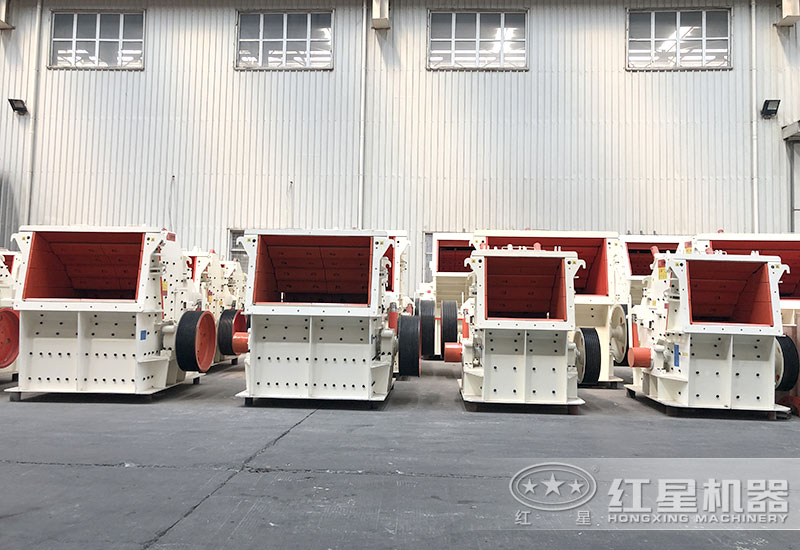 反擊破碎機依靠沖擊力破碎，出料好