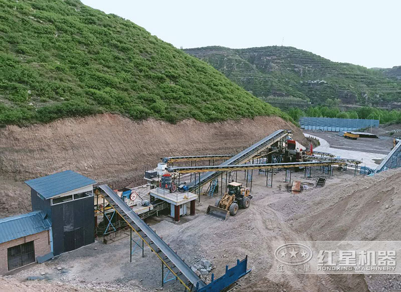 生產(chǎn)機(jī)制砂現(xiàn)場