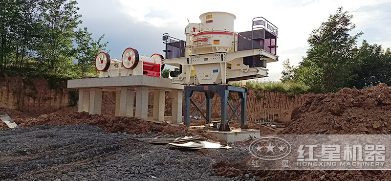 46破碎機搭載250x1000細鄂破、制砂機作業(yè)現(xiàn)場