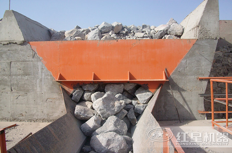 打花崗巖的機(jī)器一小時產(chǎn)量1000噸多少錢？含現(xiàn)場視頻