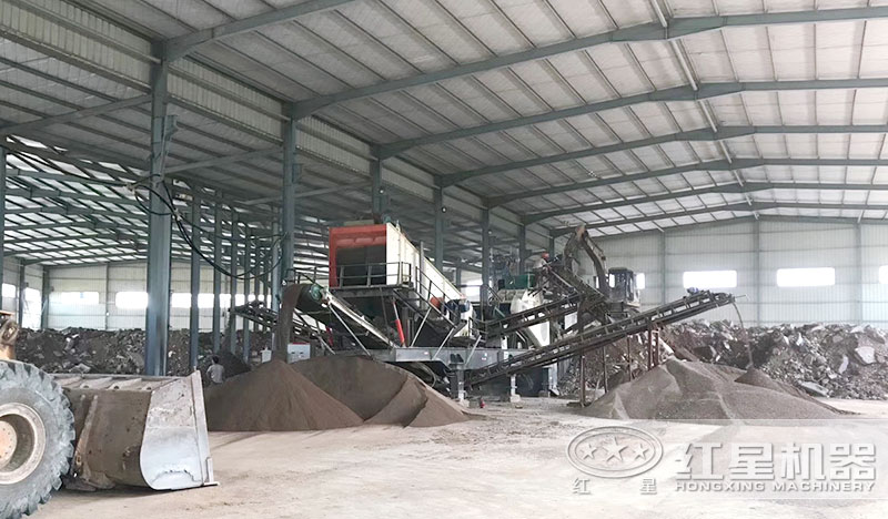 移動石子破碎機制砂生產(chǎn)現(xiàn)場