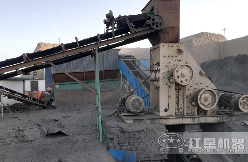 施工現(xiàn)場中的煤矸石雙級粉碎機(jī)