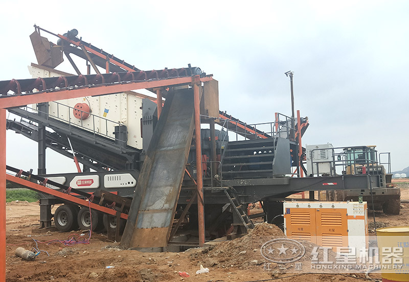 建筑垃圾處理設(shè)備-移動(dòng)破碎站搭載圓錐破作業(yè)