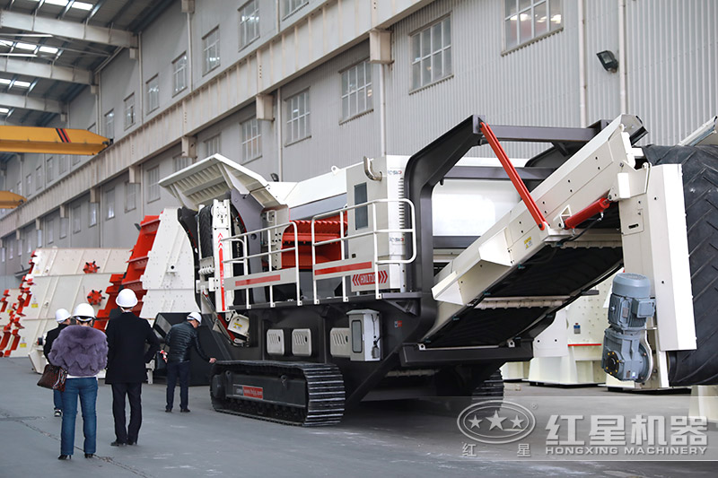 紅星機(jī)器小型移動(dòng)磕石機(jī)，客戶來(lái)廠考察