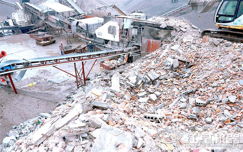 輪胎式粉碎機(jī)處理渣土很給力，現(xiàn)場圖了解一下