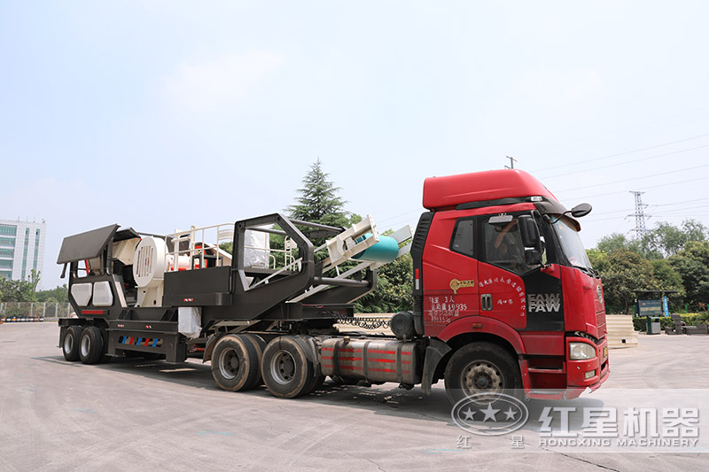 車載流動(dòng)石料破碎機(jī)搭載車頭任意轉(zhuǎn)場(chǎng)