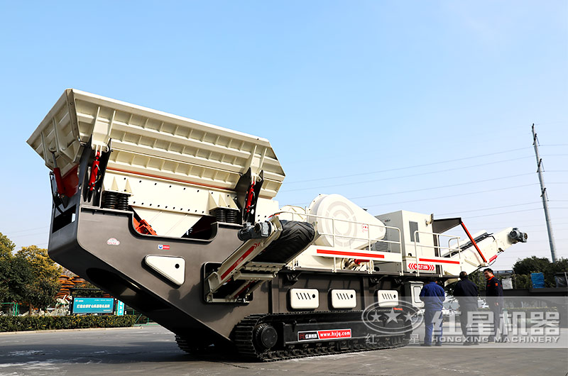 移動(dòng)履帶破碎機(jī)，搭載顎式破碎機(jī)