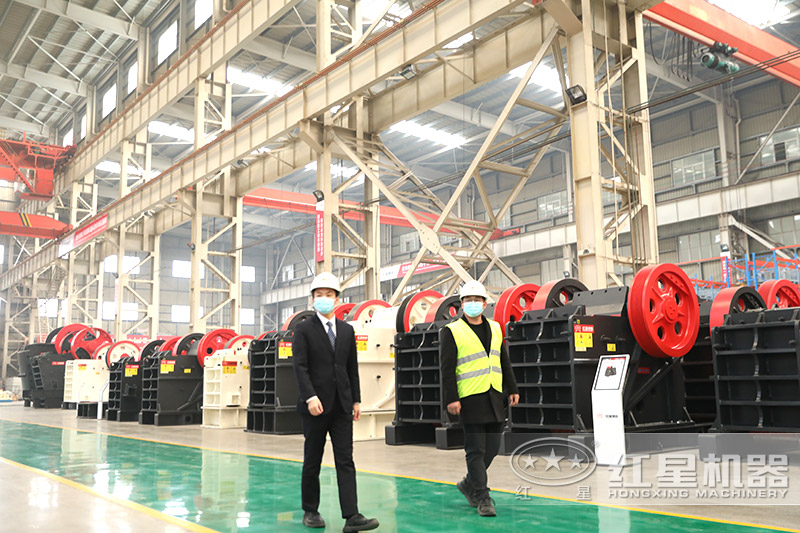 紅星機(jī)器提供全套石子粉碎機(jī)，客戶來考察