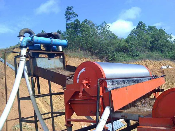 鎢鐵礦磁選機(jī)現(xiàn)場圖