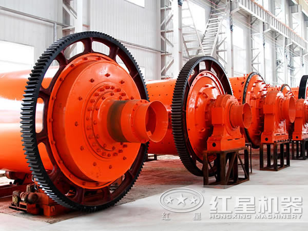 車間內(nèi)擺放整齊的礦渣球磨機(jī)