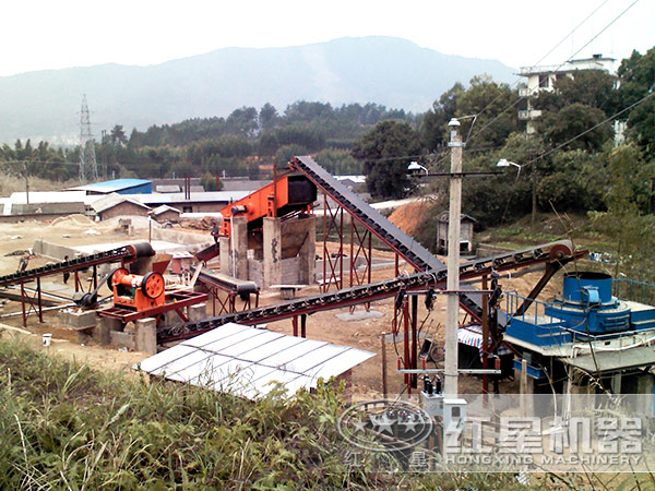 人工機(jī)制砂作業(yè)現(xiàn)場遠(yuǎn)景實(shí)拍