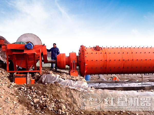 小型球磨機生產(chǎn)現(xiàn)場圖