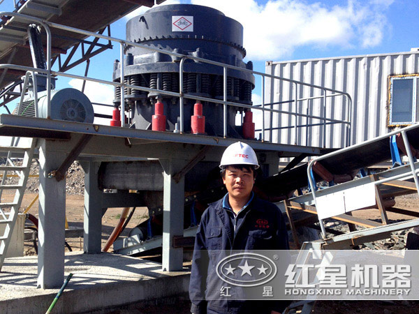 技術(shù)人員對現(xiàn)場的圓錐破碎機進行維護檢查