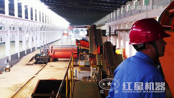 球磨機(jī)工作現(xiàn)場(chǎng)細(xì)節(jié)實(shí)拍圖