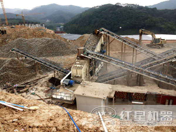 流動(dòng)式磕石機(jī)石料加工實(shí)拍