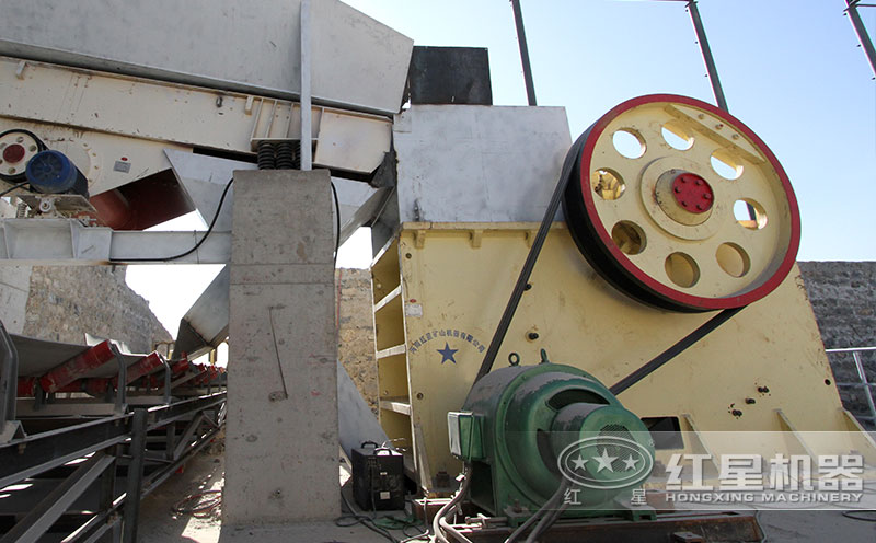 顎式破碎機現(xiàn)場實拍