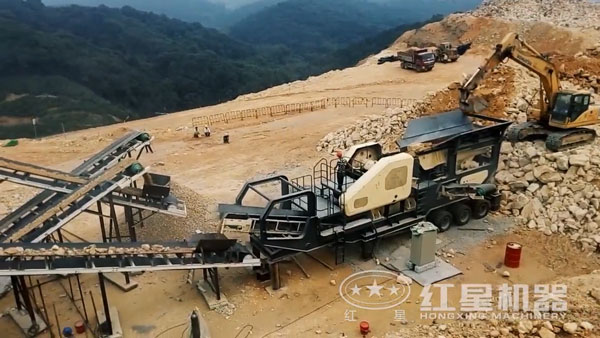 移動(dòng)破碎站工作現(xiàn)場