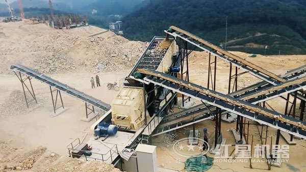 移動(dòng)破碎站物料現(xiàn)場