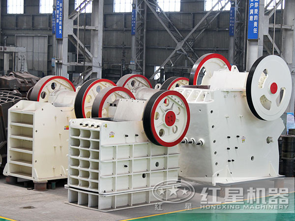 不同規(guī)格的小型碎石機(jī)車間展示