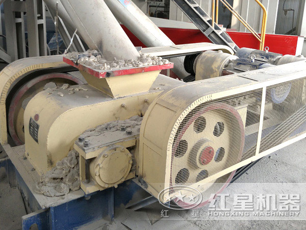 輥式破碎機(jī)工作現(xiàn)場