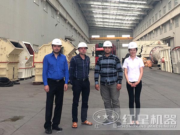 客戶細(xì)碎機(jī)車間留影