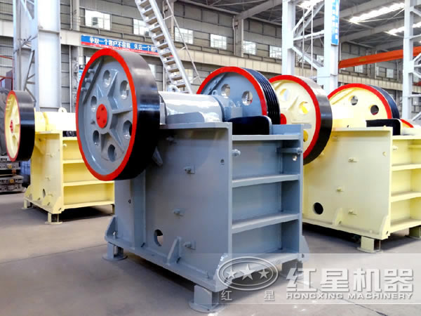 時產(chǎn)100-200噸碎石機(jī)車間