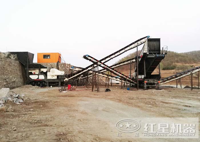 移動砸石機(jī)工作現(xiàn)場