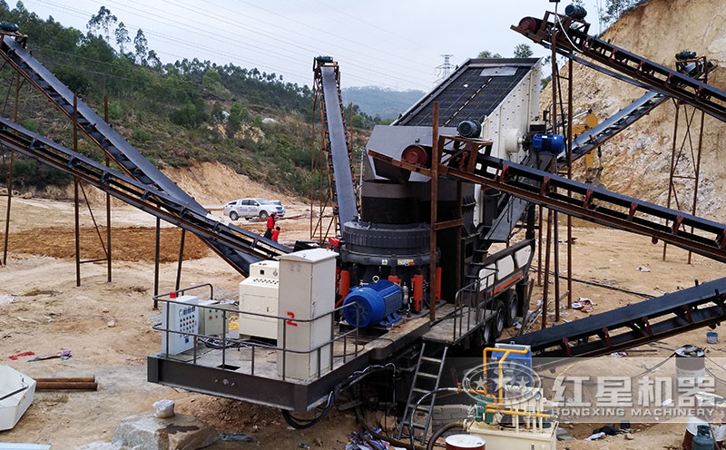 移動(dòng)圓錐破碎機(jī)工作現(xiàn)場(chǎng)