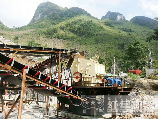 反擊式破碎機工作現(xiàn)場