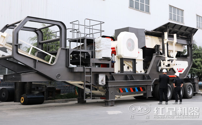 輪胎移動破碎機(jī)，搭載顎破機(jī)