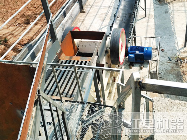 小型顎式破碎機(jī)工作現(xiàn)場(chǎng)圖