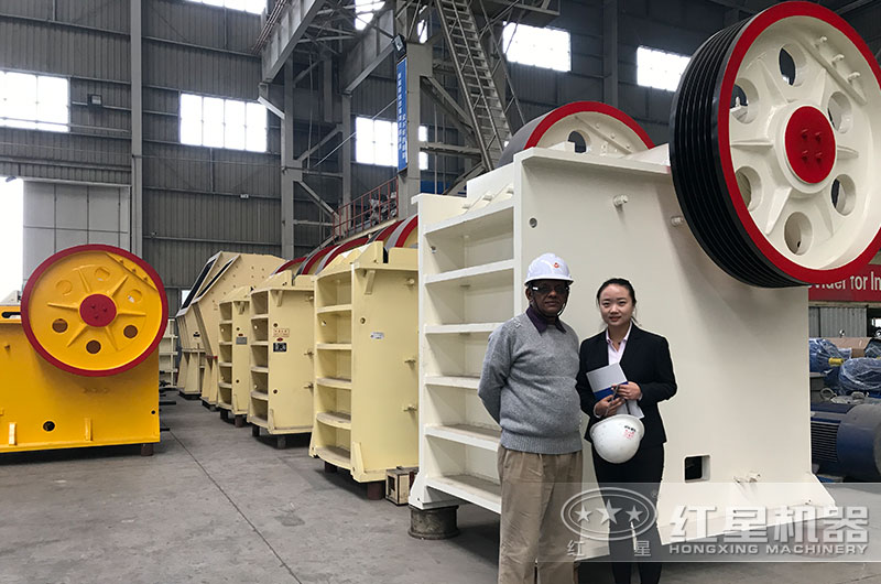 日產(chǎn)一萬(wàn)噸破碎機(jī)車間客戶留影