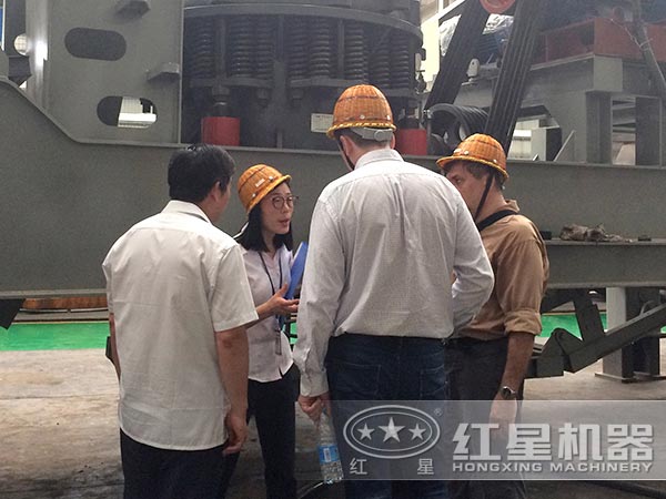 客戶來訪紅星破碎機(jī)車間