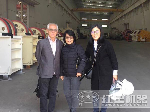 紅星客戶考察石子機(jī)車(chē)間