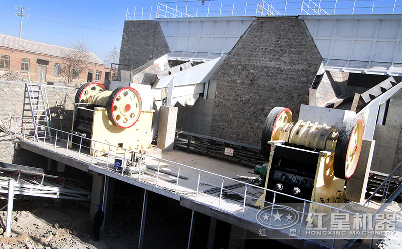 顎式破碎機工作現(xiàn)場