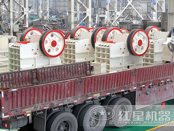 鄂式碎石機(jī)車間實拍