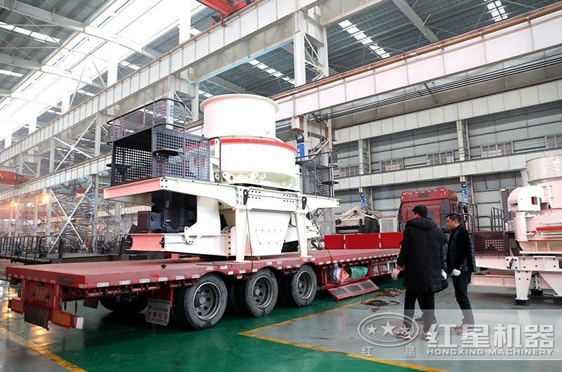 制砂機裝車發(fā)貨啦，天氣的寒冷擋不住購機的熱情