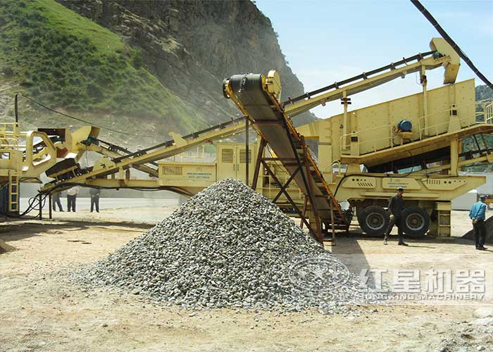 移動(dòng)鄂式破石機(jī)現(xiàn)場(chǎng)實(shí)拍
