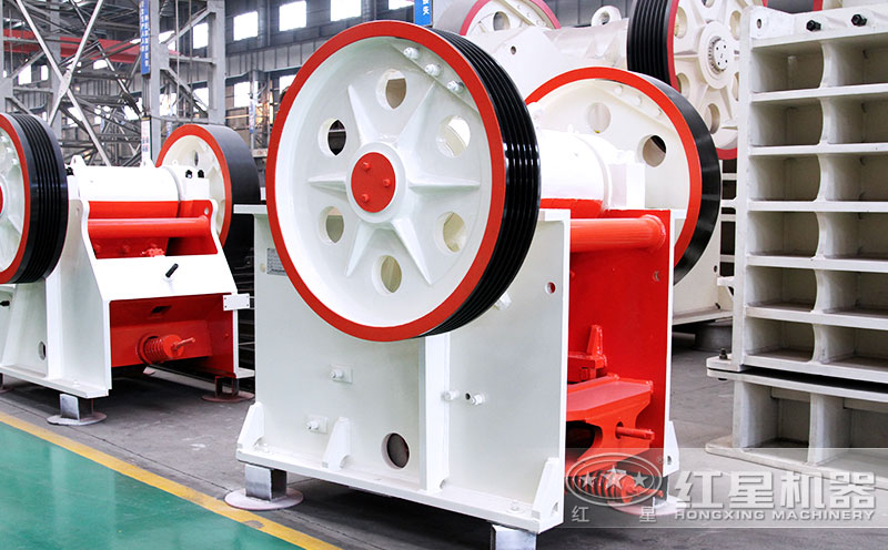 顎式破碎機(jī)車間實(shí)拍