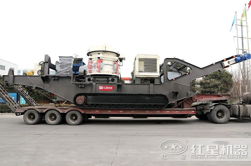 履帶式移動(dòng)砂石破碎機(jī)發(fā)貨進(jìn)行中